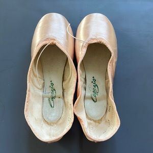 Capezio Prelude Pointe Shoes 4.5D